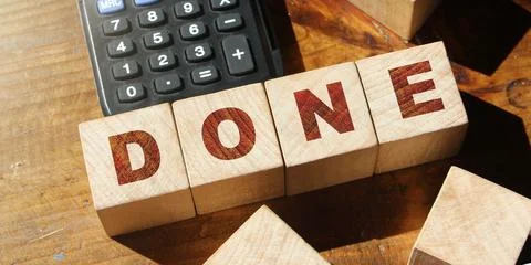 Cube with idea symbol and the message "done" on wooden background Stockfoto's