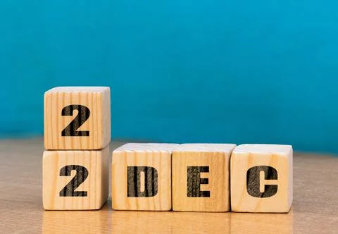 Cube shape calendar for December 22 on wooden surface with empty space Foto stock