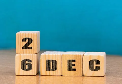 Cube shape calendar for December 26 on wooden surface with empty space Foto stock