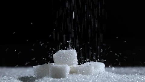 Cube sugar and white granulated sugar pouring, symbolizing excessive sugar Vídeos de archivo 328212829