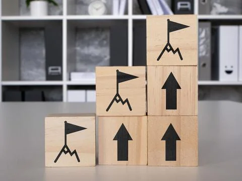 Cubes with arrows and flags. Idea development, step by step and kpi performance. 스톡 사진
