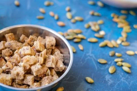 Cubes of bread croutons, fried crackers in small squares of whole- grain brea Foto stock