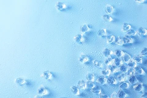 Cubes of clear ice on light blue background, flat lay. Space for text 스톡 사진