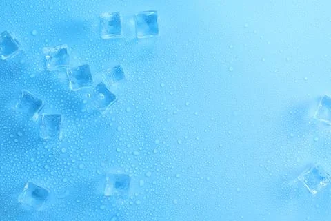 Cubes of clear ice on light blue background, flat lay. Space for text 库存照片
