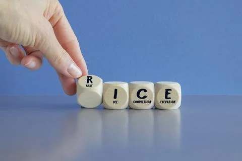 Cubes form the acronym RICE (rest, ice, compression, elevation). Foto stock