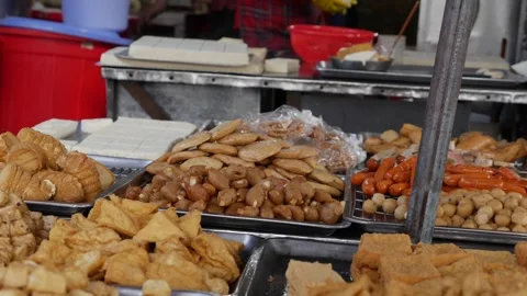 Cubes of fried tofu and soy based food products arranged together at a market 库存影片 332859533