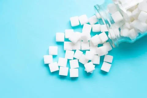 Cubes of sugar on a blue background. Foto stock