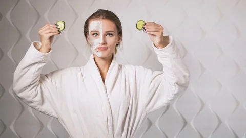 Cucumber Fun During Face Care 動画素材 81756723