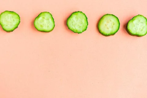 Cucumber pattern on pastel pink background. Minimal concept. Copy space for t Stockfoto's