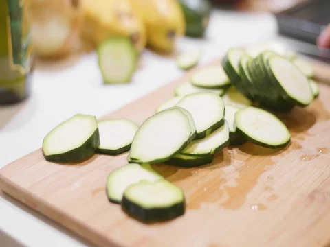 Cucumber slices on a cutting board Vídeo Stock 80545845