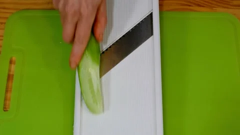 Cucumber slices using a machine called chaekal of Korea Vidéo 145968338