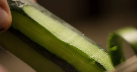 Cucumber slicing slowmotion 库存影片 72535798