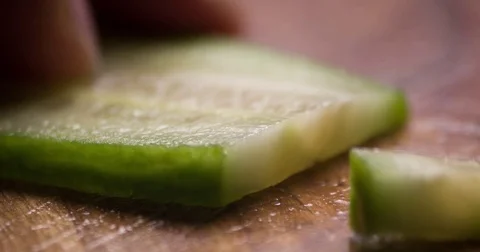 Cucumber slicing slowmotion Видео 72564134