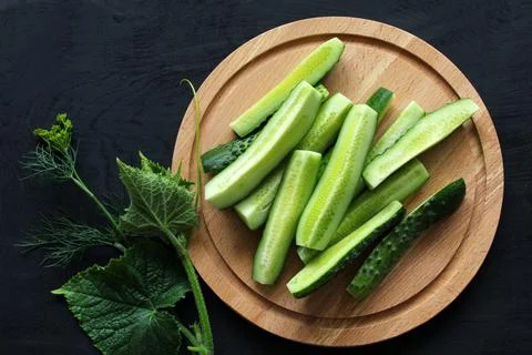 Cucumbers on a cutting board, top view. Foto stock