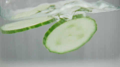 Cucumbers dropping in water Vídeos de archivo 279964642