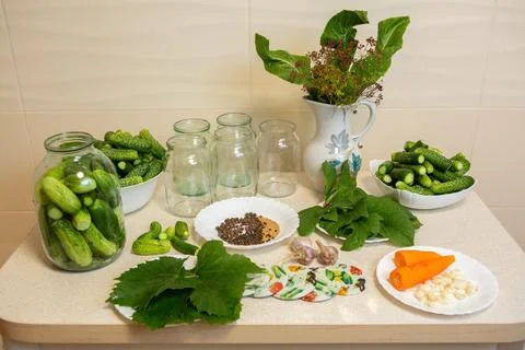 Cucumbers prepared for canning, condiments, jars are on the table Foto stock