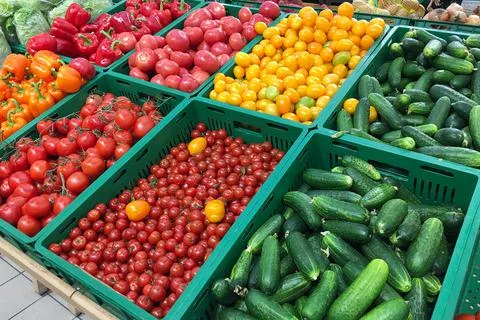 Cucumbers, tomatoes and eppers are sold at grocery store. Vegetables on market. Foto stock