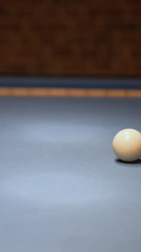 Cue Strikes Billiard Ball on Pool Table in Low Light Vídeos de archivo 321528929