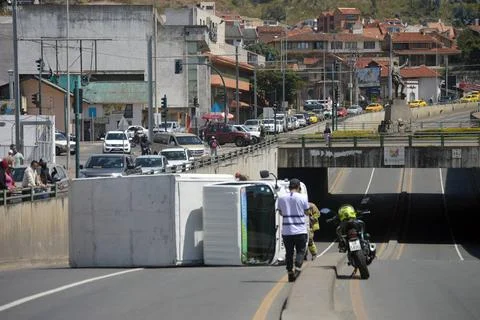  CUENCA-ACCIDENTE VEHICULO PESADO Cuenca,Ecuador 22 de noviembre de 2023 E... Stock Photos