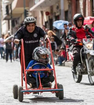 Cuenca, Ecuador - April 12, 2015 - Teenage boys race their home-built soap box Foto stock