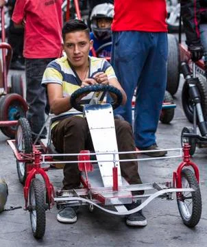 Cuenca, Ecuador - April 12, 2015 - Teenage boys race their home-built soap box Foto stock