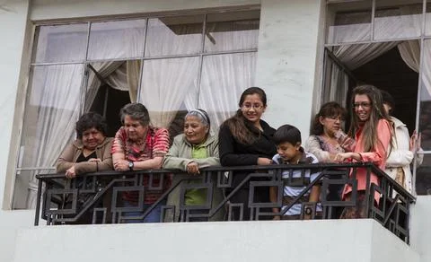 Cuenca, Ecuador - Dec 23, 2012: Family looks down from balcony Foto stock