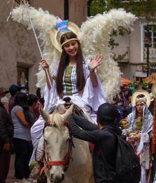 Cuenca, Ecuador, Dec 24, 2021 - Woman rides horse while dressed as an angel i Foto stock
