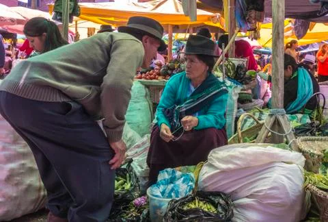 Cuenca, Ecuador - Dec 30, 2012: Man talks to reluctant woman Foto stock