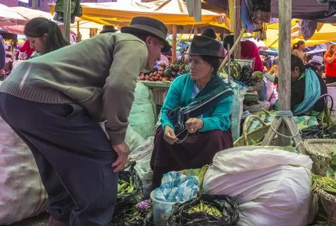 Cuenca, Ecuador - Dec 30, 2012: Man talks to reluctant woman Foto stock