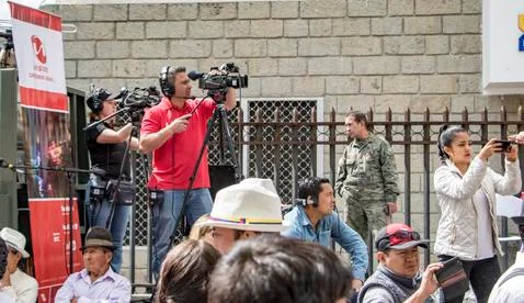Cuenca, Ecuador - December 24, 2015 - Crews from local TV stations film a local Foto stock