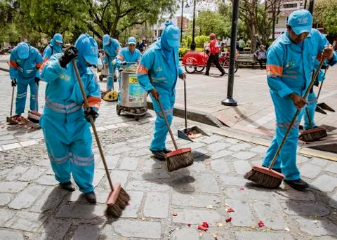Cuenca, Ecuador, Jan 13, 2018: Crew cleans up after parade Foto stock