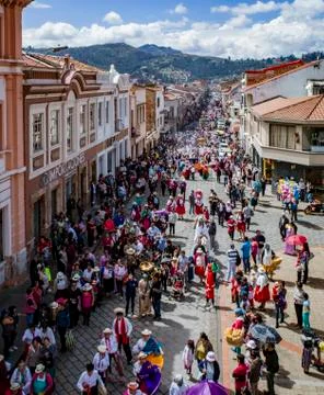 Cuenca, Ecuador, Jan 13, 2018: Parade crowd in Cuenca 스톡 사진