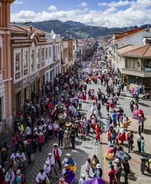 Cuenca, Ecuador, Jan 13, 2018: Parade crowd in Cuenca Foto stock