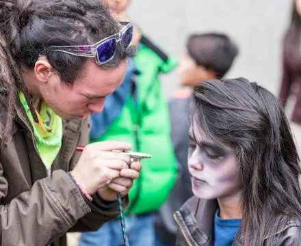 Cuenca, Ecuador - Jan 5, 2014: Girl has makeup applied to be a vampire Foto stock