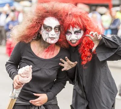 Cuenca, Ecuador - Jan 5, 2014: Two girls are dressed as ghouls Foto stock