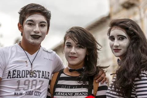 Cuenca, Ecuador - May 10, 2014: Teenagers dressed as mime Foto stock
