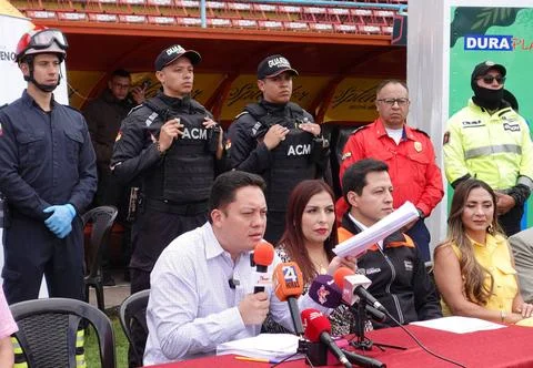 CUENCA-PLAN SEGURIDAD CARNAVAL JUEVES COMPADRES Cuenca,Ecuador 7 de febre... Stock Photos