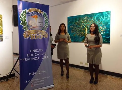   CUENCA PRESS CONFERENCE 100 YEAR ANNIVERSARY HERLINDA Cuenca,Ecuador Apr... Stock-Fotos