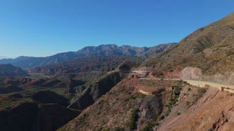 Cuesta de Miranda mountain road winds through colorful hills along Ruta 40 動画素材 321502144