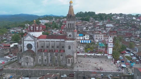CUETZALAN, PUEBLA, MEXICO - AUGUST 7, 2025: Video of town square and cathedral Stock Footage 317666067