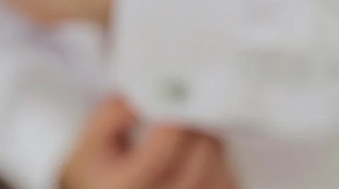 The cufflink on the shirt sleeve. Vidéo 57901031
