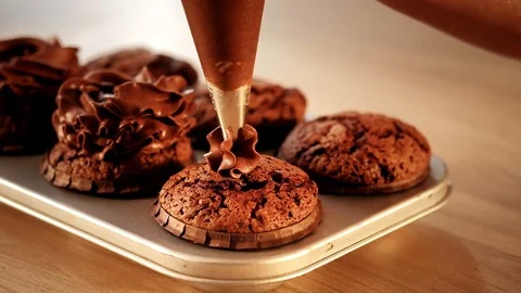 Culinary master class decorator squeezing frosting Stock Footage 112220852