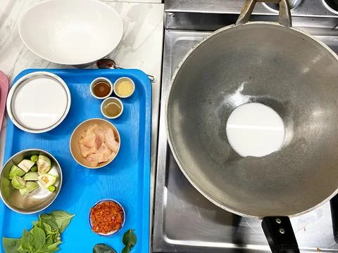 Culinary master class setup featuring various ingredients including chicken Stockfoto's