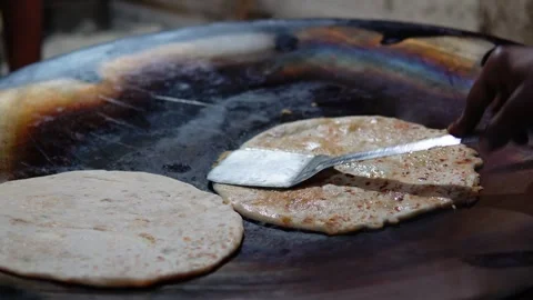 The Culinary Mastery of Crafting Aaloo Paratha on a Large Pan Delhi Vídeos de archivo 254807376
