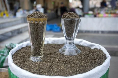 Cumin is sold in different jars. Stockfoto's