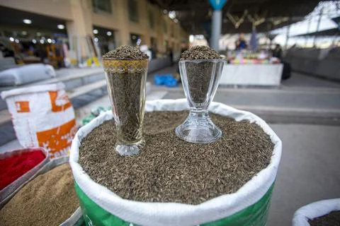 Cumin is sold in the middle of the bazaar. Stock-Fotos