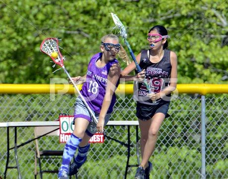 Cumming, ga, usa - april 26: young girls playing lacrosse april 26, 2014, in Stock Photos
