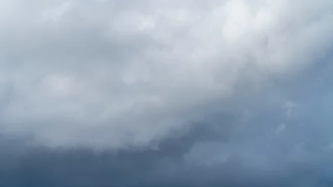Cumulus and cirrus clouds move rapidly in the sky. Time lapse. Video stock 128714487