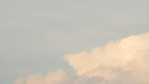 Cumulus and cirrus clouds move rapidly in the sky. Time lapse. Vídeos de archivo 129853586