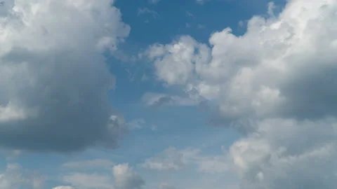 Cumulus and cirrus clouds move rapidly in the sky. Time lapse. Vídeos de archivo 133540365